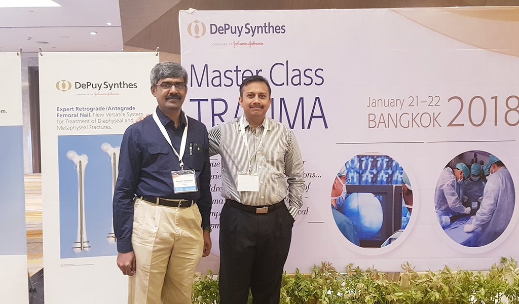 Dr. S. Natrajan, Prof of Orthopaedics (L) and Dr. Naresh Padmanaabhan (R) at Master Class Trauma
