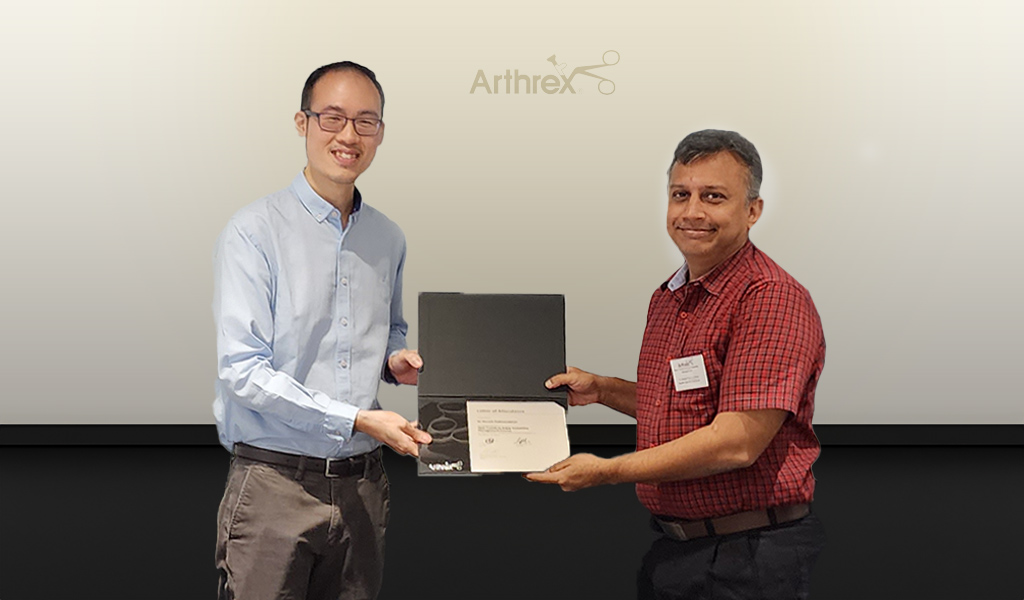 Dr. Naresh receiving Certificate at Arthrex conference at Singapore